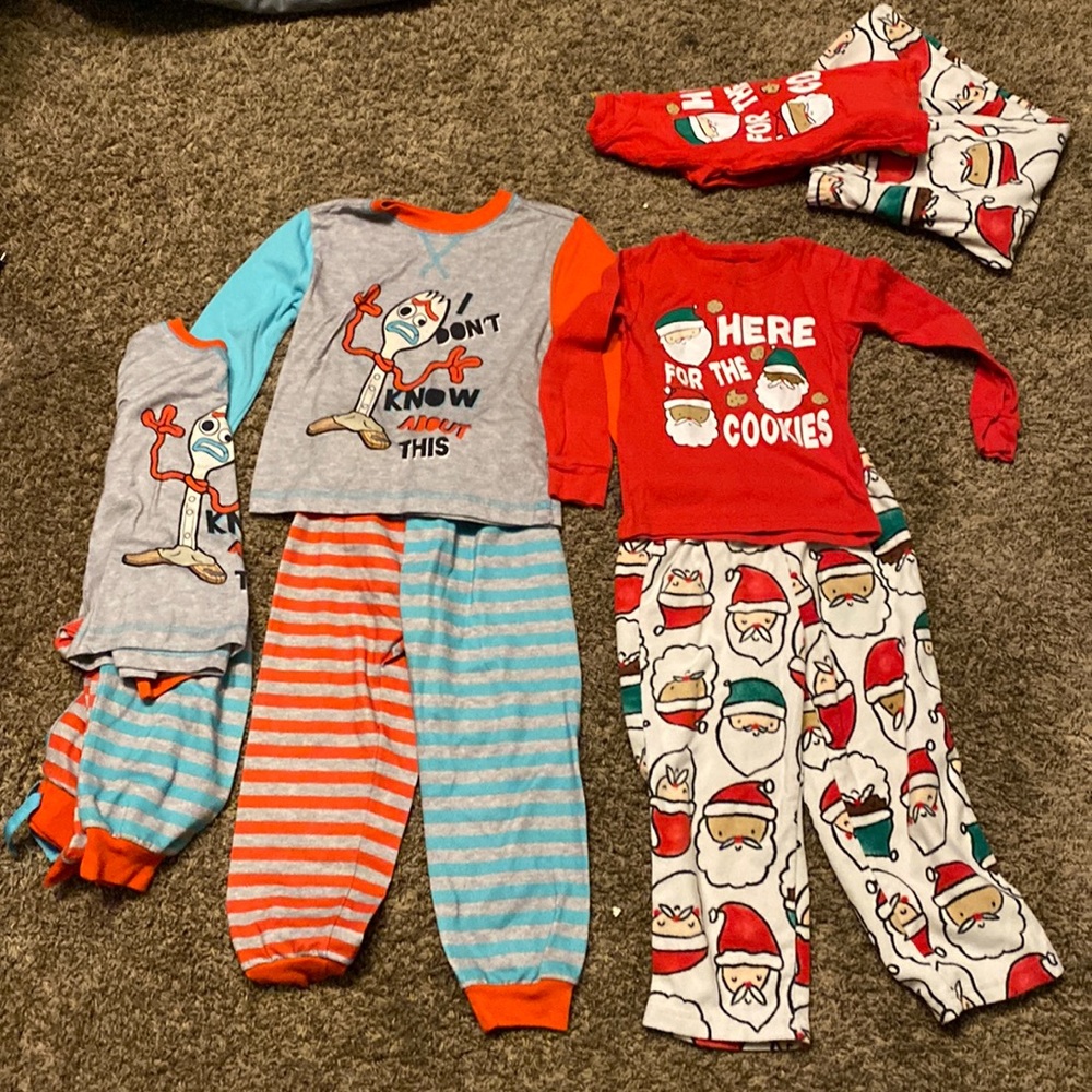 2 matching twin pajamas sets